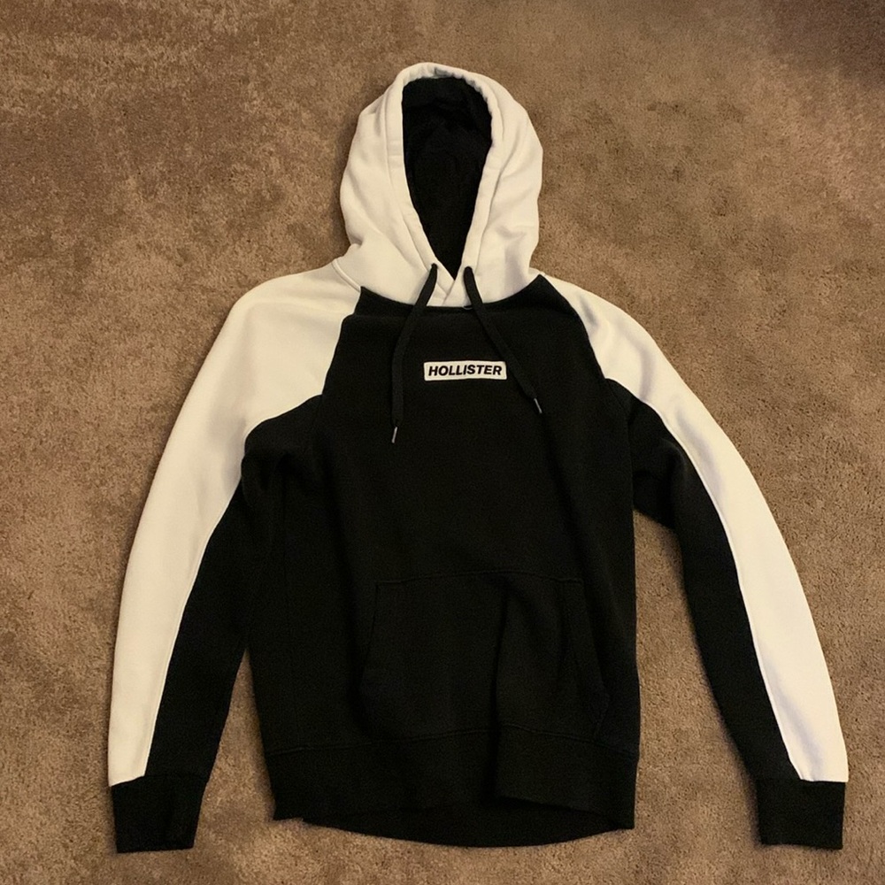 Hollister Men’s Sized Medium Black/White Long Sleeve Hoodie